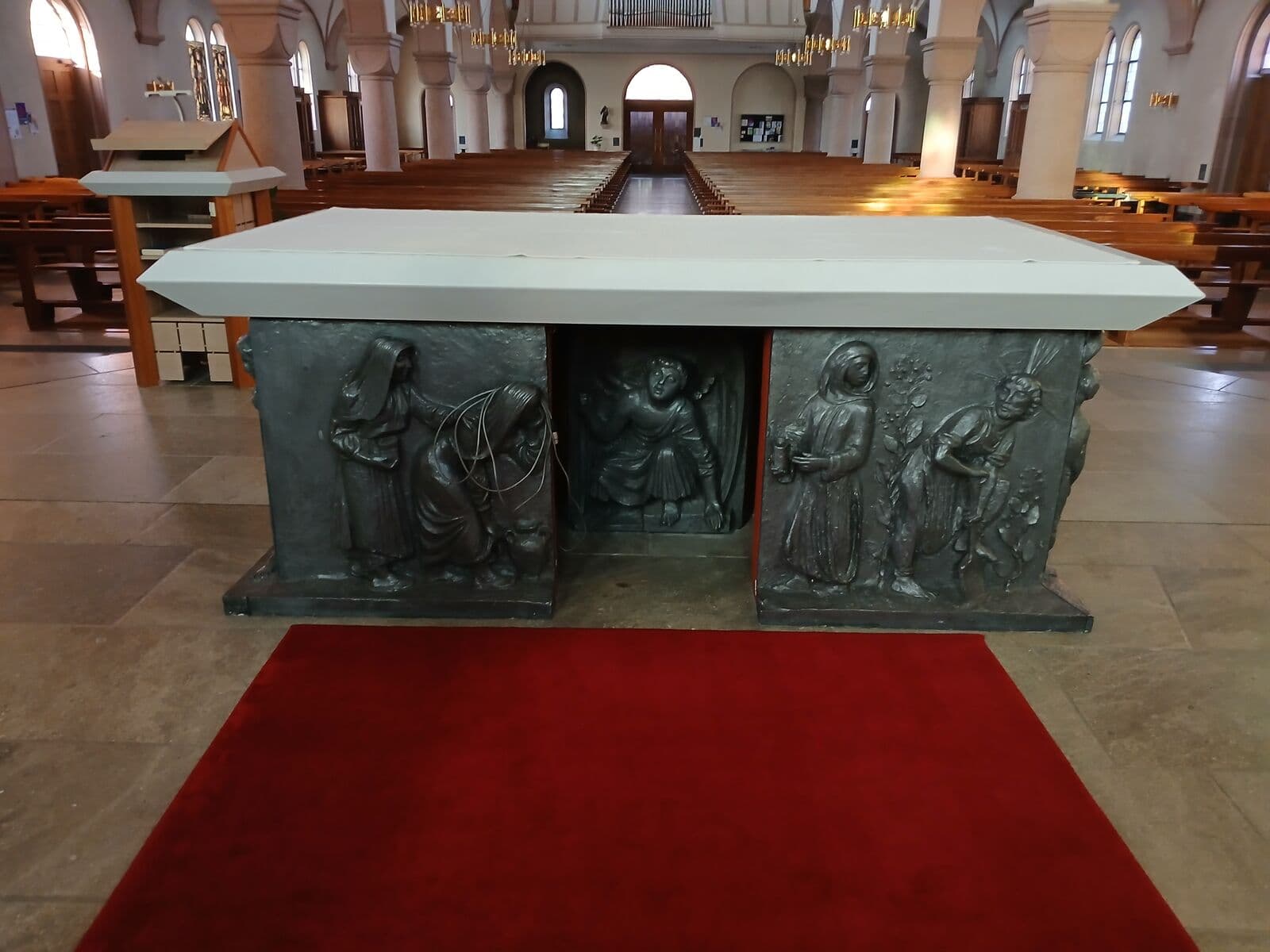 Der Altar der Kirche St. Sebastian mit rotem Teppich