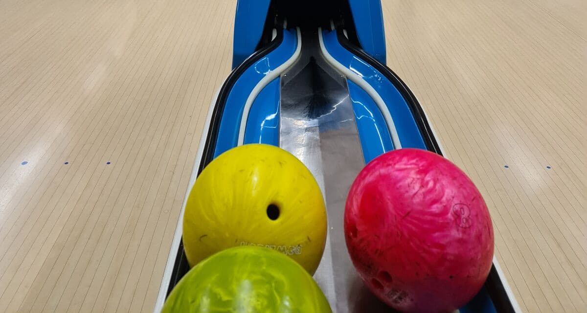 Bunte Bowlingkugeln im Kugelrücklauf