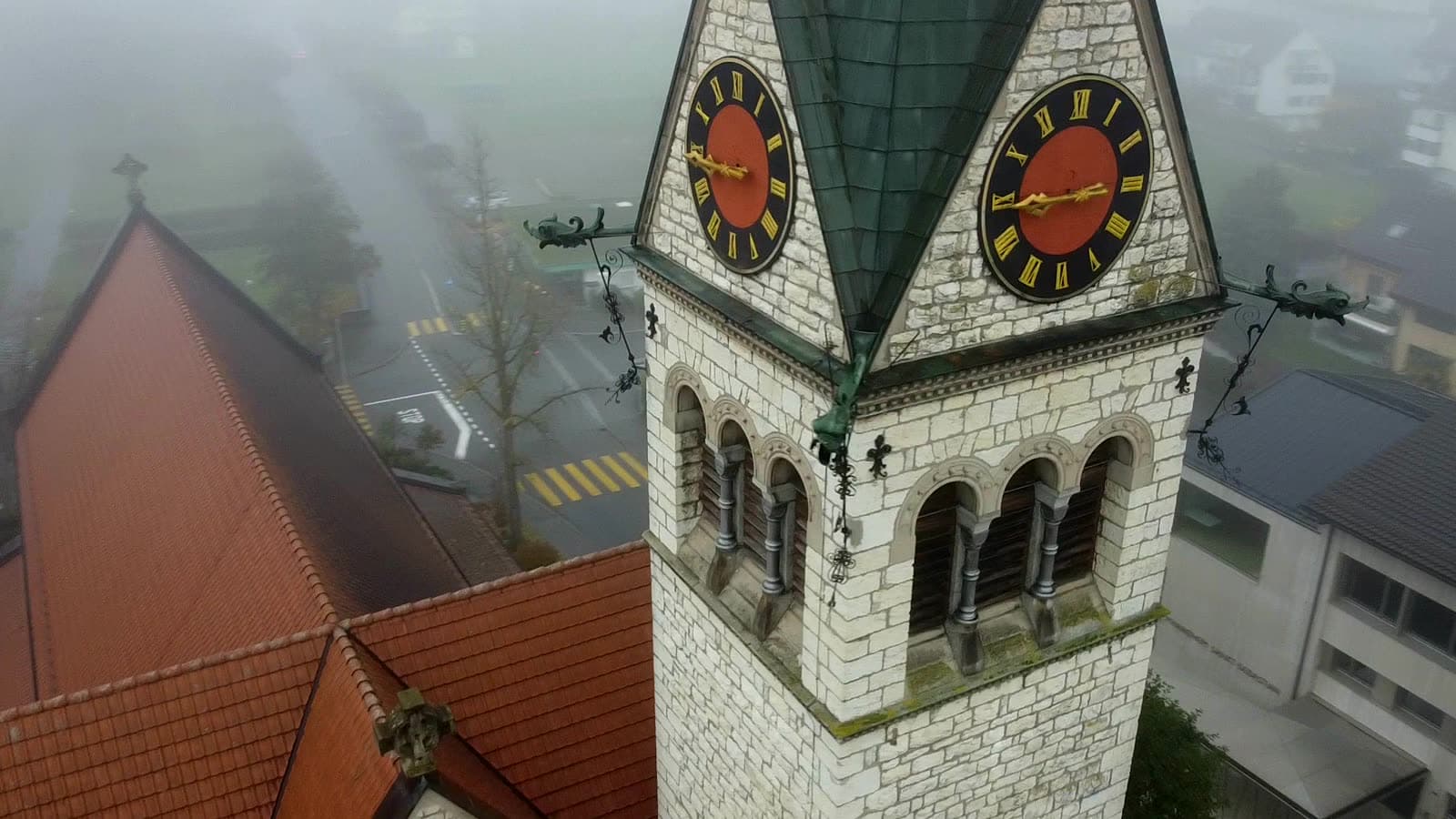 Der Turm der Kirche St. Sebastian in Wettingen aus der Luft